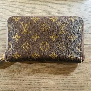 Louis Vuitton Zippy Wallet in monogram